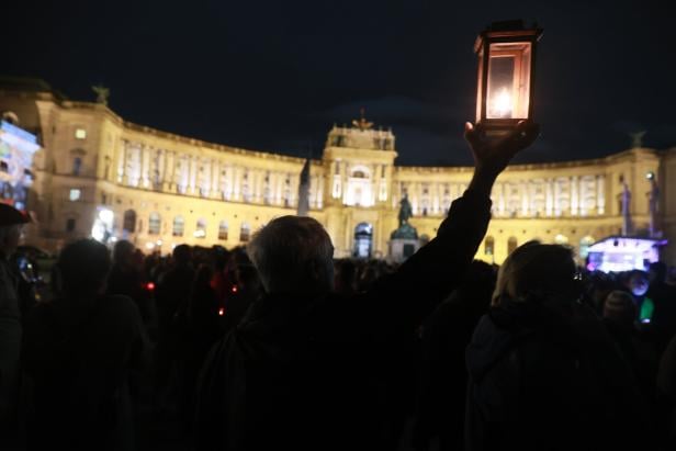 Lichtermeer am Heldenplatz: 20.000 Menschen gedachten Hamas-Geiseln