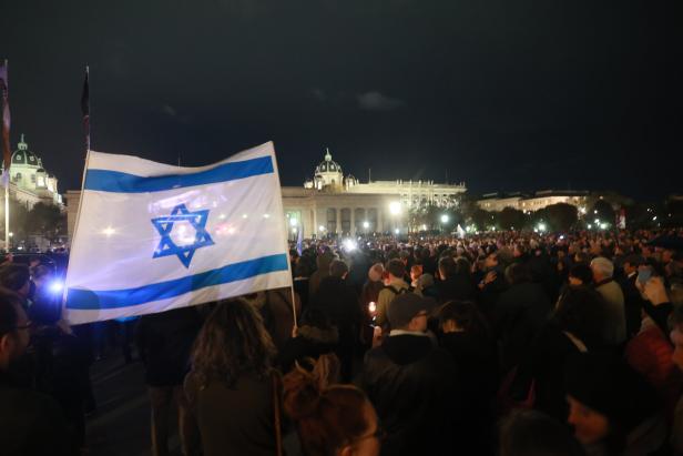 Lichtermeer am Heldenplatz: 20.000 Menschen gedachten Hamas-Geiseln