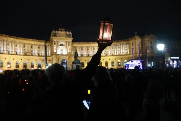 Lichtermeer am Heldenplatz: 20.000 Menschen gedachten Hamas-Geiseln