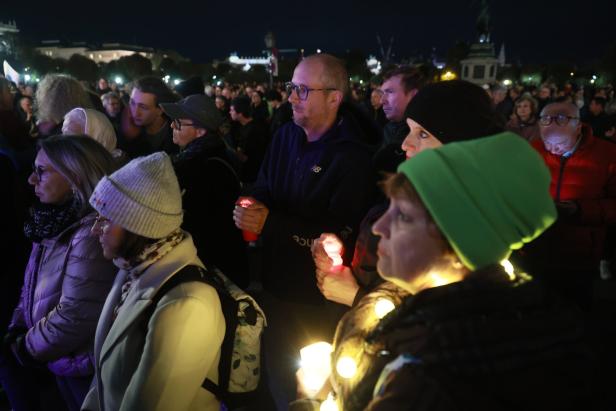 Lichtermeer am Heldenplatz: 20.000 Menschen gedachten Hamas-Geiseln