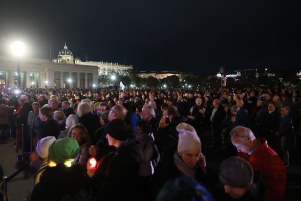 Lichtermeer am Heldenplatz: 20.000 Menschen gedachten Hamas-Geiseln