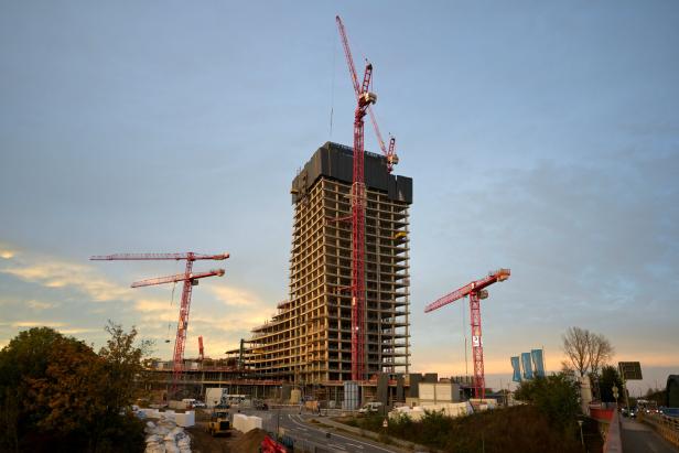 Blick auf die Baustelle des Elbtower-Gebäudes, das Rene Benko's Signa und einer Commerzbank-Tochter gehört, in Hamburg, Deutschland, 2. November 2023.