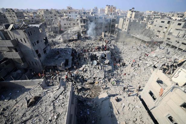 Trümmer von Gebäuden, die bei einem israelischen Angriff auf das Flüchtlingslager Bureij im zentralen Gazastreifen am 2. November 2023 zerstört wurden.