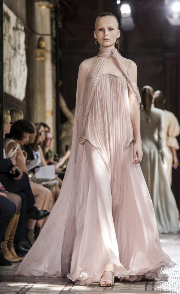 Viel Transparenz bei den Pariser Haute Couture Schauen
