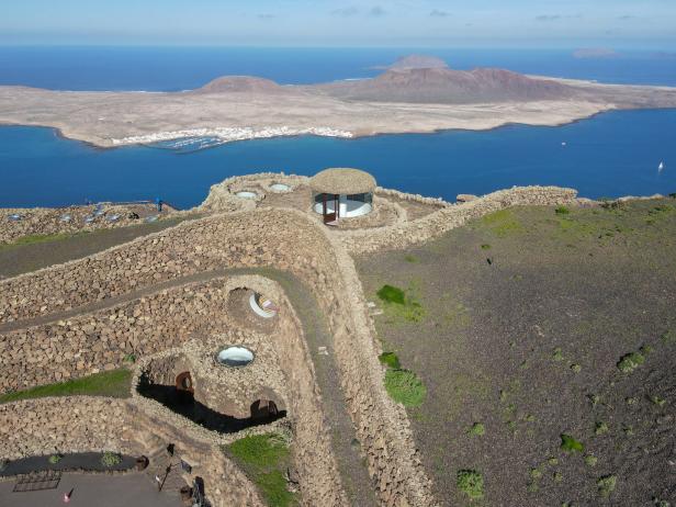 Blick vom Mirador del Río auf die Insel La Graciosa, Lanzarote.