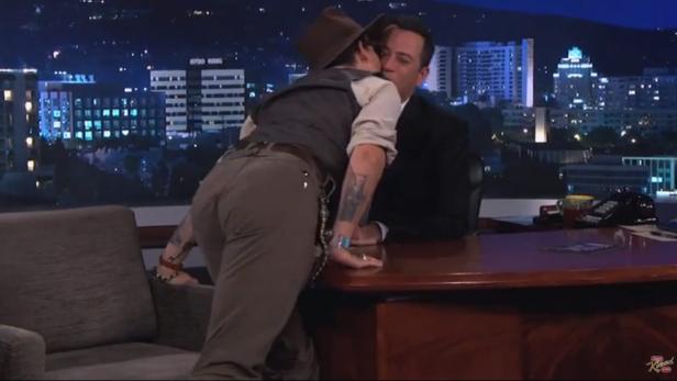 Johnny Depp küsst TV-Moderator