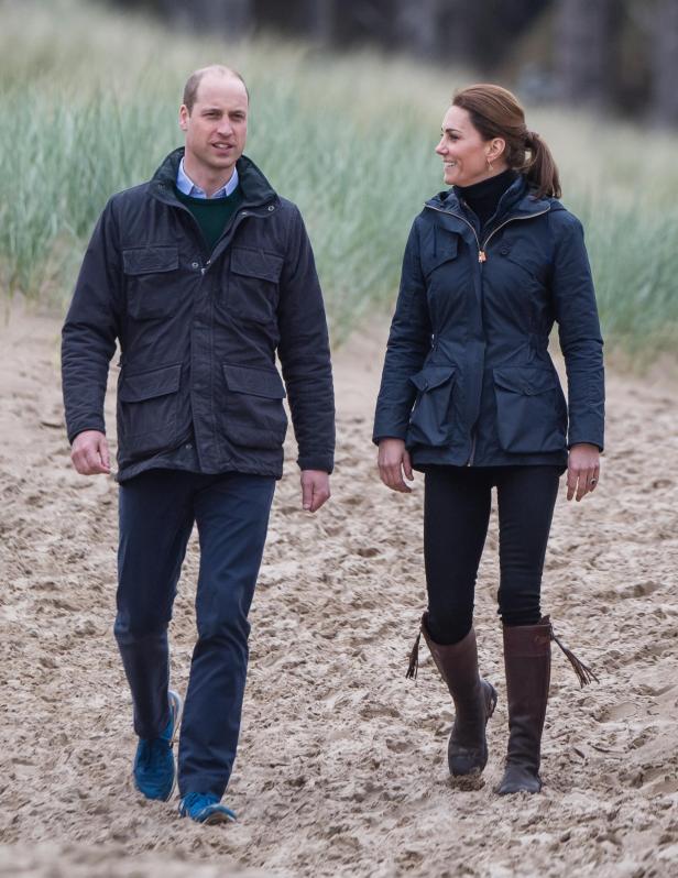 Prinz William und Prinzessin Kate spazieren am Strand entlang.