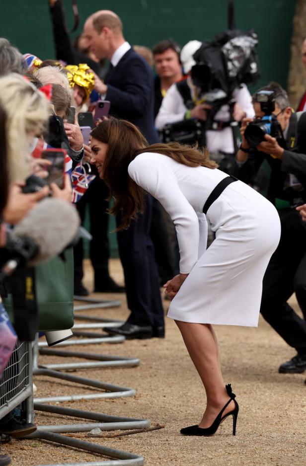 Prinzessin Kate beugt sich vor, um mit Menschen hinter einer Absperrung zu interagieren.