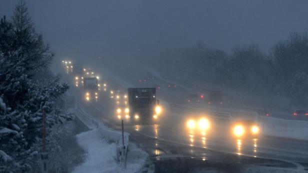 Wintereinbruch überraschte Autofahrer