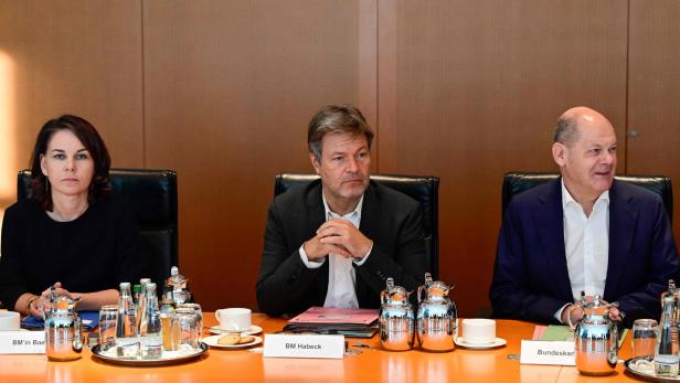 Robert Habeck (Mitte) zwischen Parteikollegin und Außenministerin Annalena Baerbock und Kanzler Olaf Scholz im Oktober 2023.