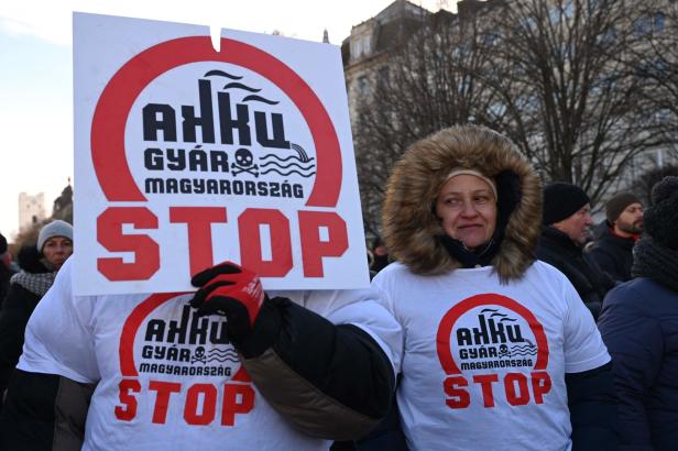 Februar 2023: Demonstrierende gehen gegen die geplante Batteriefabrik in Debrecen auf die Straße.