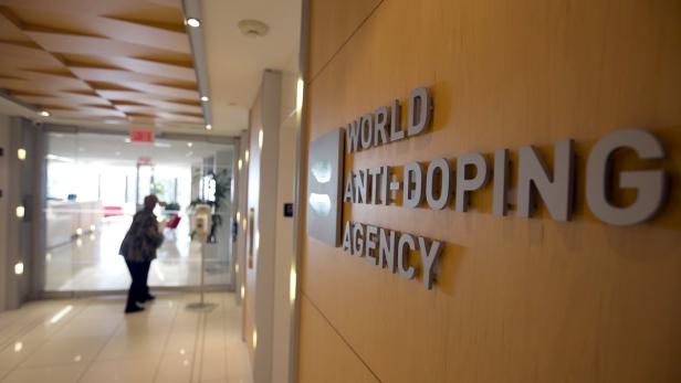 Das Logo der Welt-Anti-Doping-Agentur (WADA) an einer Holzwand.