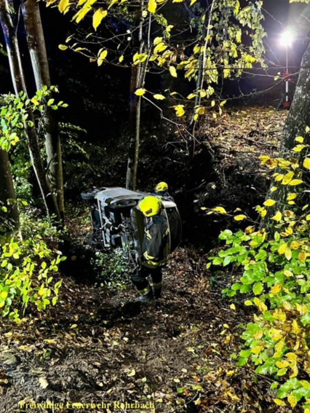 Mopedauto stürzte über steile Böschung: Fahrer war gefangen