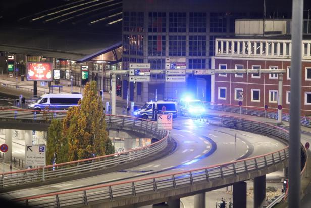 Hamburg airport closed after armed man breaches security 