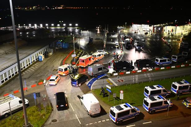 Der Flugbetrieb am Hamburger Airport bleibt wegen des Eindringens eines bewaffneten Mannes auf das Vorfeld am Samstagabend vorläufig eingestellt.