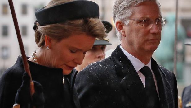 König Philippe und Königin Mathilde von Belgien bei einer Veranstaltung im Freien.