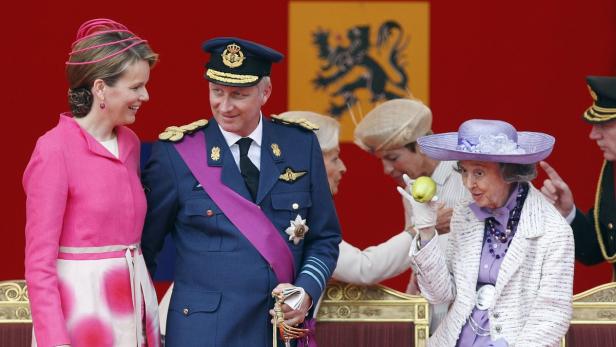 König Philippe und Königin Mathilde von Belgien mit Königin Fabiola bei einer Veranstaltung.