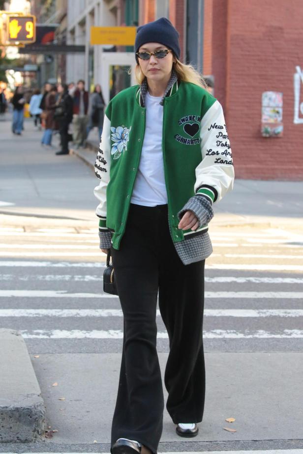Gigi Hadid geht in New York über einen Zebrastreifen.