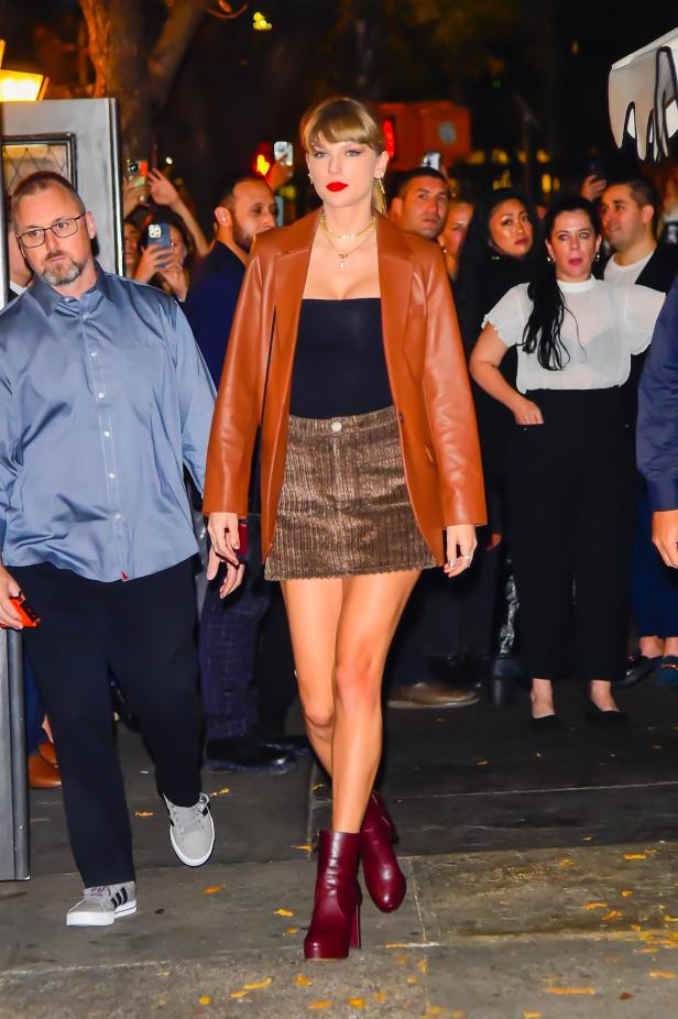 Taylor Swift geht in New York an einer Menschenmenge vorbei.
