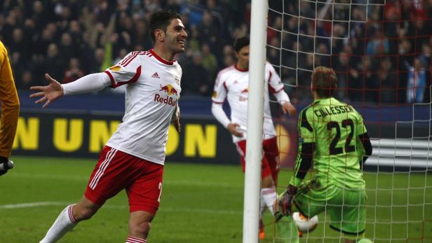 Ein Fußballspieler von Red Bull jubelt vor dem Torwart der gegnerischen Mannschaft.