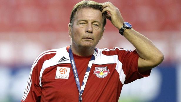 Ein Mann im roten Red Bull Salzburg Trikot kratzt sich am Kopf.