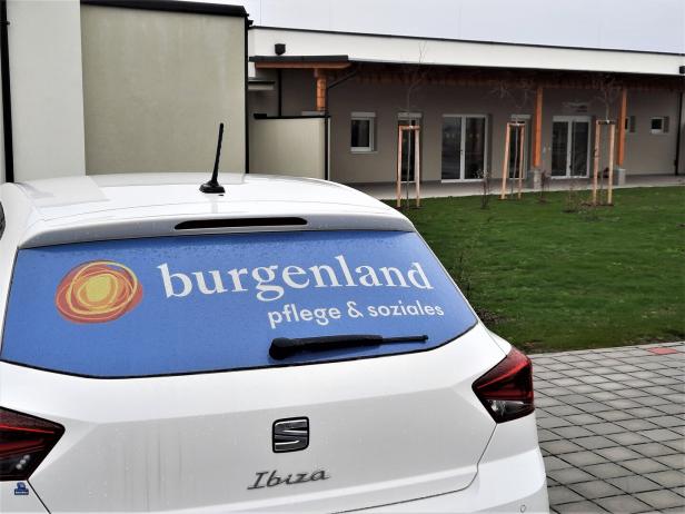 Ein weißer Seat Ibiza mit einem Aufkleber von „Burgenland Pflege & Soziales“ auf der Heckscheibe.