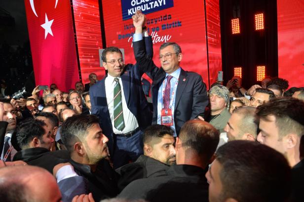 Der Istanbuler Bürgermeisters Ekrem Imamoğl (l.) feiert seinen Vertrauten, den neu gewählten Parteivorsitzenden Özgür Özel.