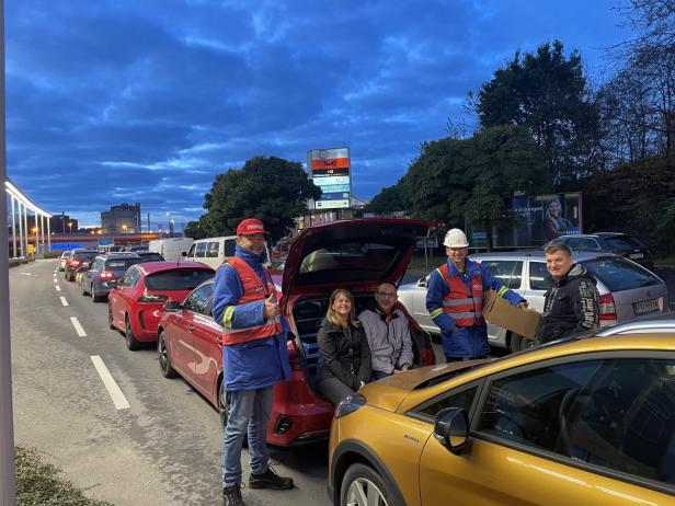 Metaller streiken, Linz steht: Bengalen, Bagger und Kipferl beim Arbeitskampf