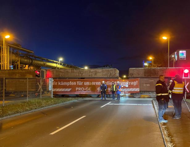 Metaller streiken, Linz steht: Bengalen, Bagger und Kipferl beim Arbeitskampf