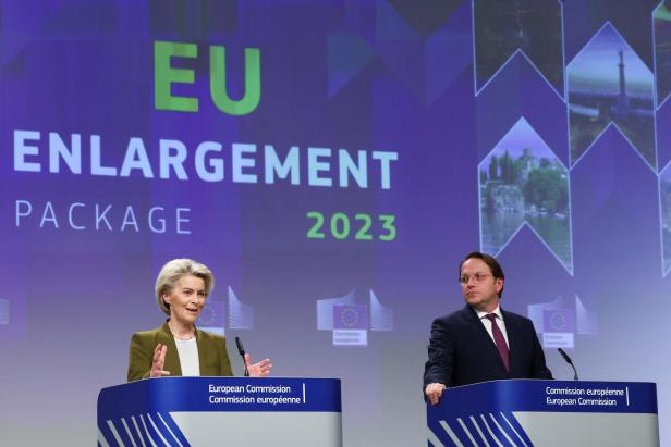 Die Präsidentin der Europäischen Kommission, Ursula von der Leyen, und der EU-Kommissar für Nachbarschaft und Erweiterung, Oliver Varhelyi, bei der Pressekonferenz in Brüssel.