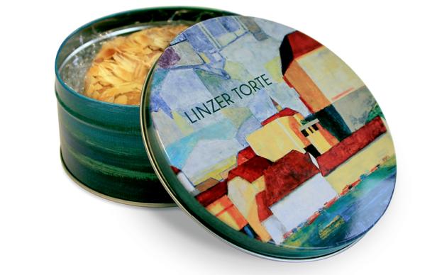 Ein echter "Attersee" auf der Dose: Linzer Torte kunstvoll verpackt