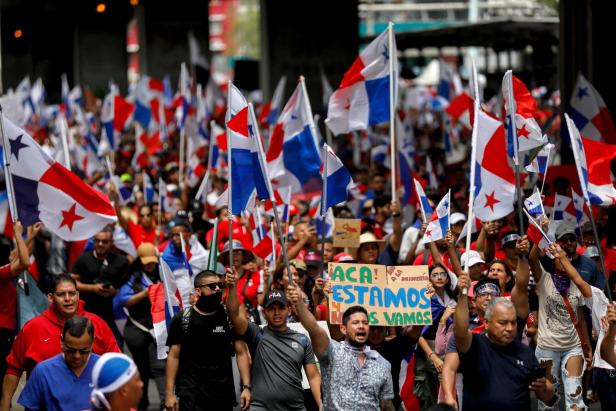 Menschen protestieren während eines Marsches gegen den Regierungsvertrag mit dem kanadischen Bergbauunternehmen First Quantum in Panama-Stadt am 3. November 2023. 