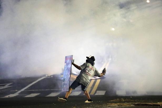 Teilweise eskalierten die Proteste bereits, es kam zu Zusammenstößen zwischen Protestierenden und Polizei, 31. Oktober 2023. 