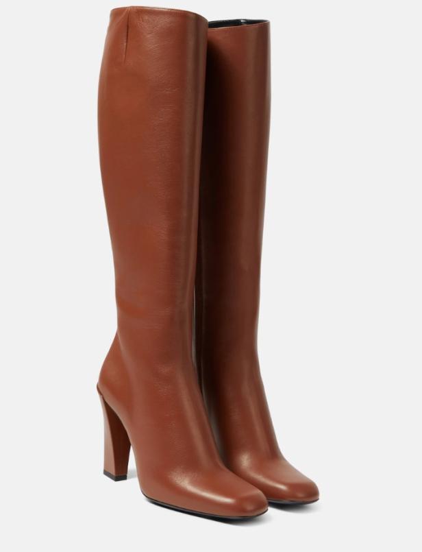 Braune Stiefel von Victoria Beckham.
