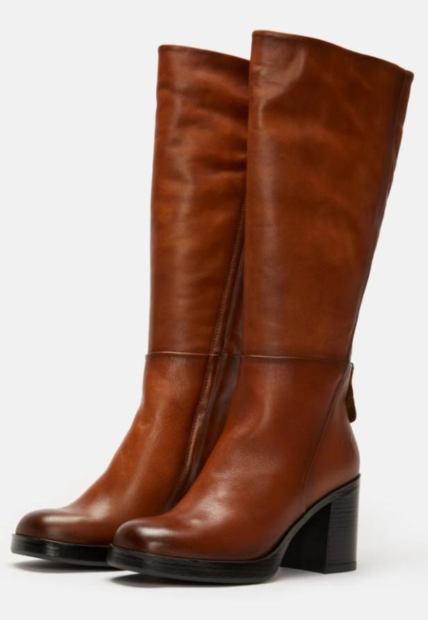 Ein Paar hohe, braune Lederstiefel mit Absatz stehen vor einem weißen Hintergrund.
