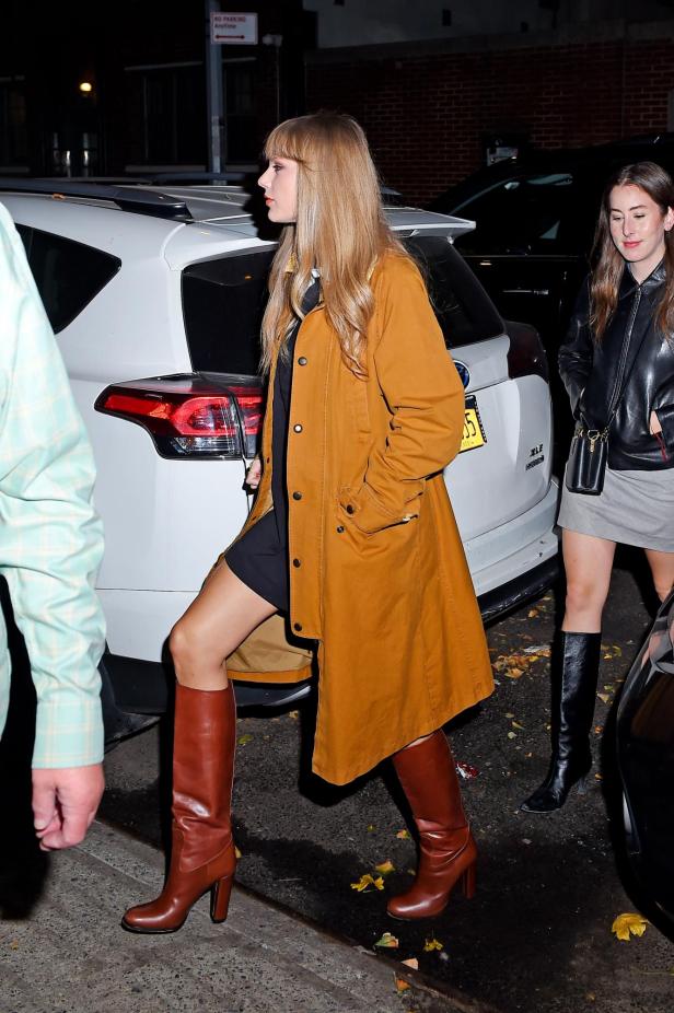 Taylor Swift im Streetstyle mit braunen Stiefeln.