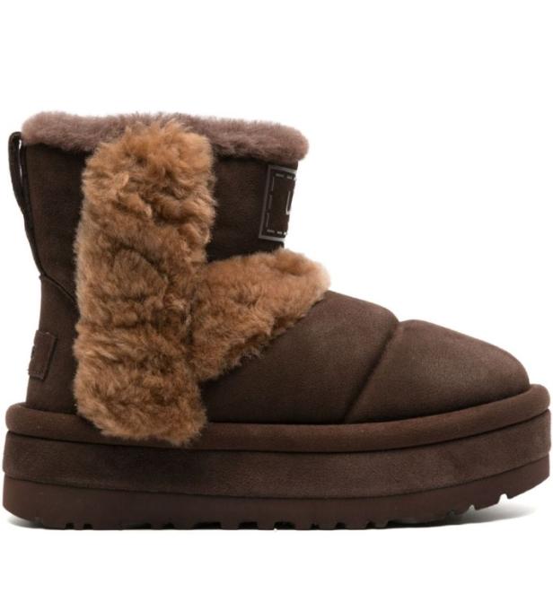 Ein brauner UGG-Stiefel mit Fellbesatz und Plateausohle.
