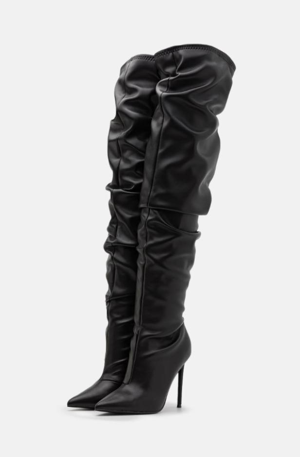 Zwei Overknee-Stiefel von Steve Madden mit Stilettoabsatz.