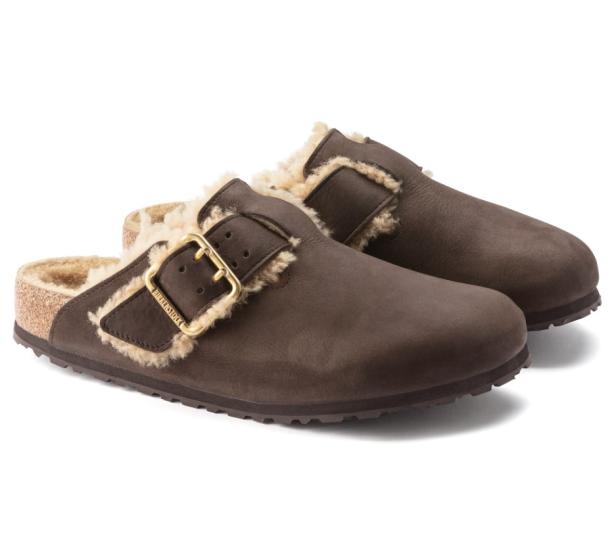 Braune Birkenstock Clogs mit Fellfutter.