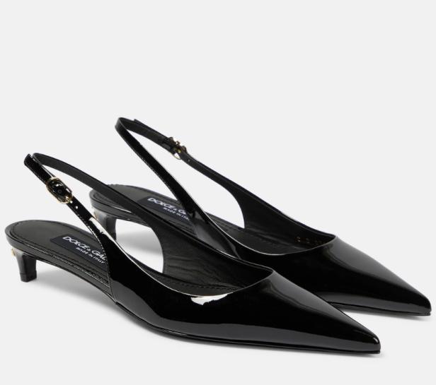 Ein Paar schwarze Lackleder-Pumps von Dolce & Gabbana mit Slingback-Riemen.