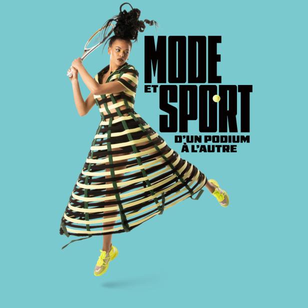 Eine Frau in einem Kleid aus Bändern und Sportschuhen schwingt einen Tennisschläger vor dem Schriftzug „Mode et Sport“.
