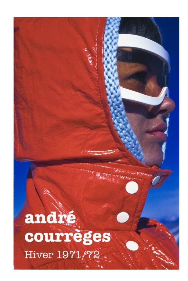 Ein Model trägt eine rote Jacke und futuristische Skibrille von André Courrèges, Hiver 1971/72.