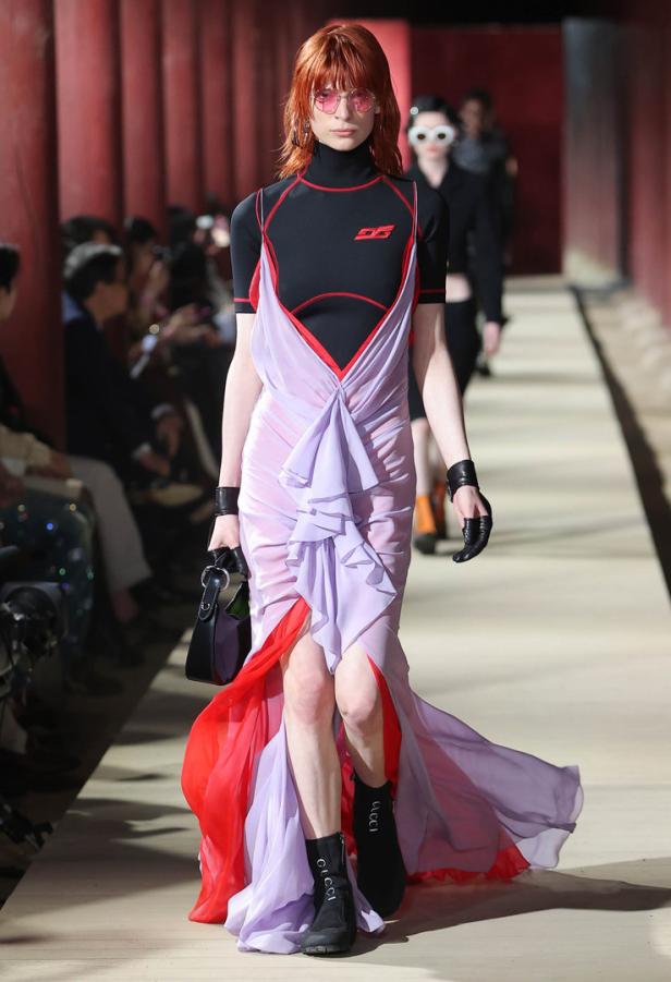 Sport trifft Mode: Surftop mit Chiffonkleid.