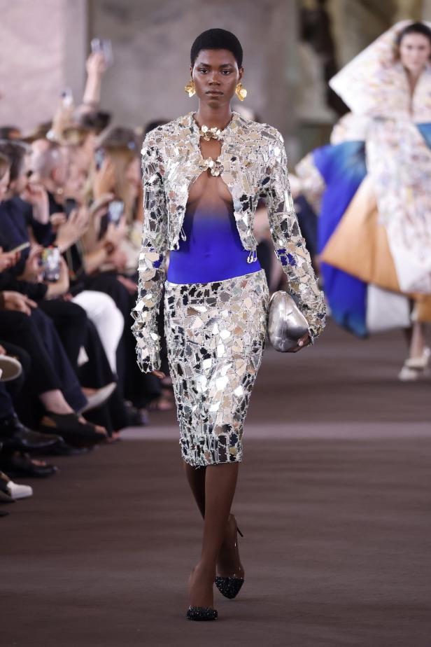 Ein Model präsentiert ein Outfit von Schiaparelli Herbst/Winter 2023 mit Spiegelverzierung.