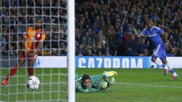 Samuel Eto'o von Chelsea erzielt ein Tor gegen Galatasaray, während der Torwart am Boden liegt.