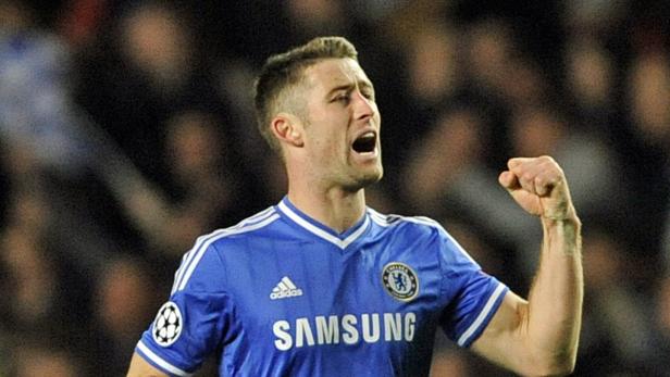Ein Fußballspieler im blauen Trikot von Chelsea jubelt mit geballter Faust.