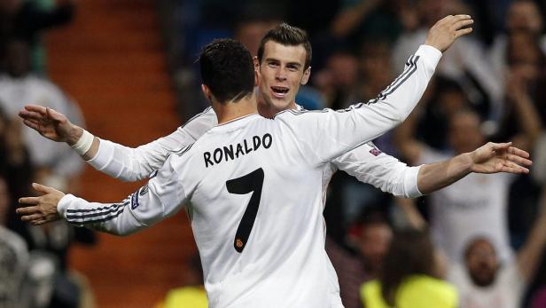 Cristiano Ronaldo und Gareth Bale umarmen sich auf dem Spielfeld.
