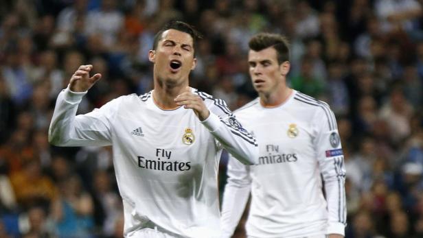 Cristiano Ronaldo jubelt, während Gareth Bale im Hintergrund steht.