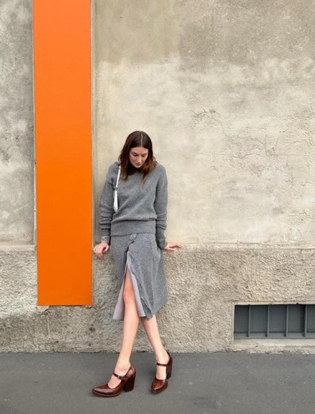 Camille Charriere posiert in Mary Janes Schuhen im Streetstyle.