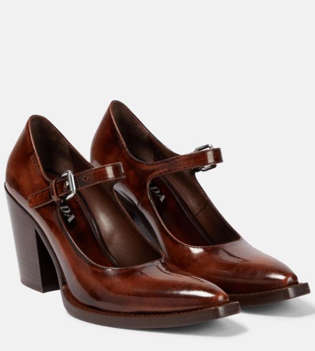 Ein Paar braune Mary-Jane-Pumps von Prada.